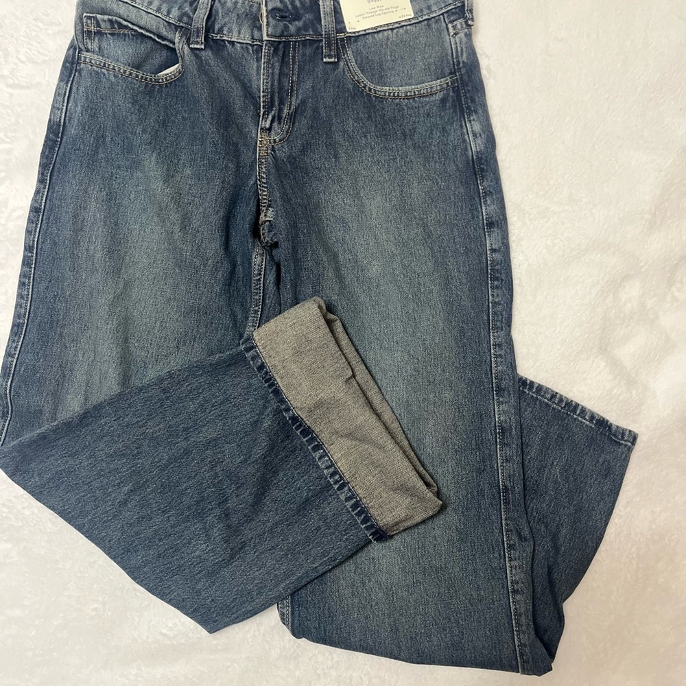 Hollister Low-Rise Loose through hip and thigh. Relaxed leg opening